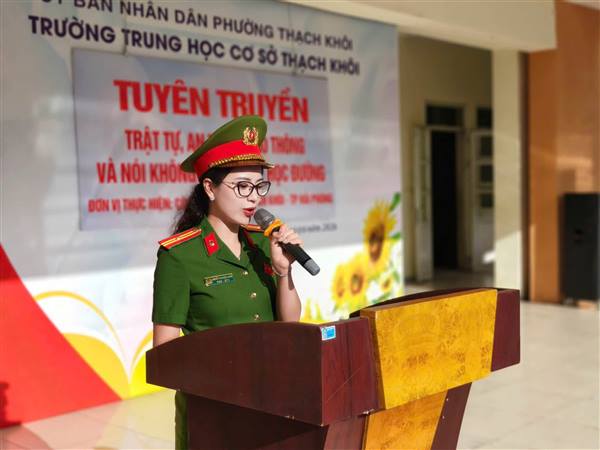 Công an phường Thạch Khôi tuyên truyền "Vì một ngôi trường không ma tuý - nói không với thuốc lá điện tử" cho học sinh trường THCS Thạch Khôi