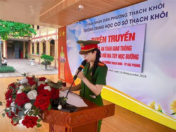 Công an phường Thạch Khôi tổ chức tuyên truyền trật tự, an toàn giao thông và nói không với ma tuý học đường