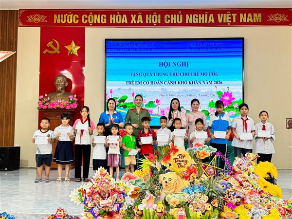 Hội phụ nữ phường trao quà Trung thu và nguồn đỡ đầu cho trẻ em có hoàn cảnh khó khăn