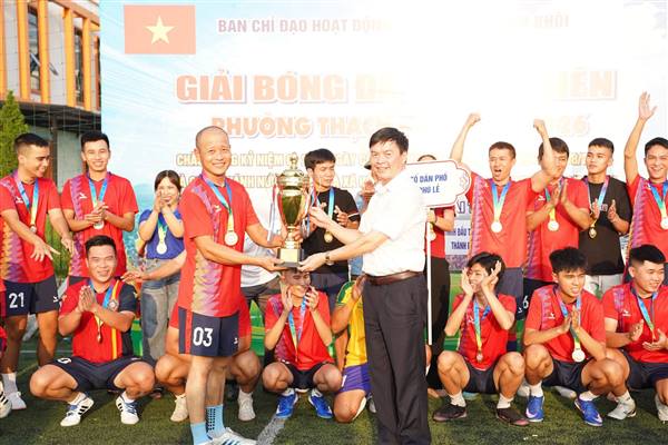 Đội bóng đá nam Tổ dân phố Phú Lễ giành Cúp vô địch giải bóng đá thanh niên phường Thạch Khôi năm 2026
