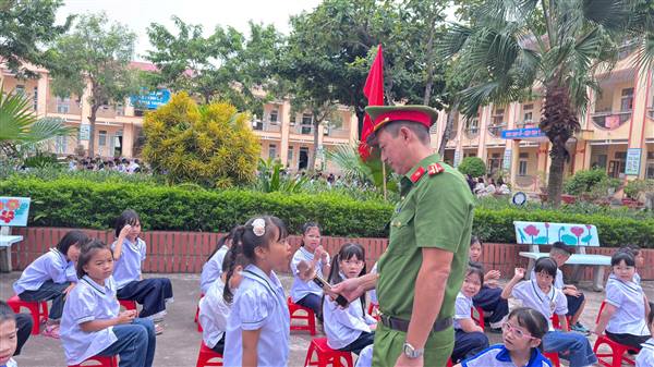 Công an phường tuyên truyền pháp luật cho học sinh trên địa bàn 