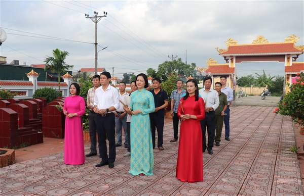 Các đồng chí lãnh đạo xã Thái Tân dâng hương tưởng niệm các anh hùng liệt sĩ trước thềm Đại hội đại biểu Hội Nông dân xã