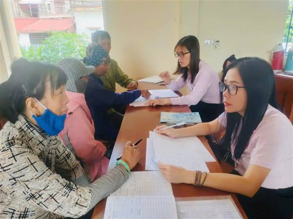 Phòng Giao dịch NHCSXH Nam Sách đối chiếu nợ đối với khách hàng vay vốn trên địa bàn xã Thái Tân.