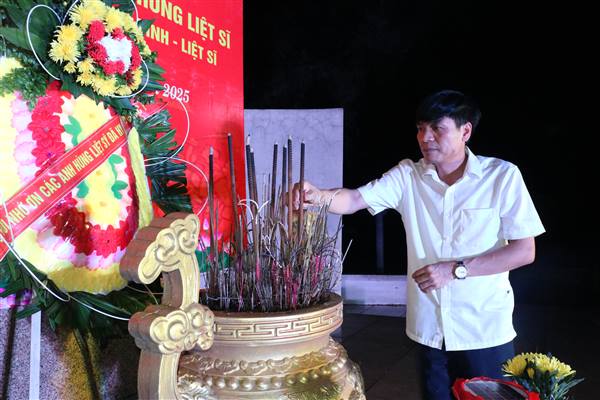 Linh thiêng Lễ thắp nến tri ân tại 3 Nghĩa trang Liệt sĩ trên địa bàn xã Thái Tân
