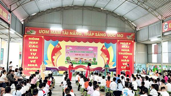 Học sinh khối lớp 1 trên địa bàn xã Thái Tân đã nô nức tựu trường