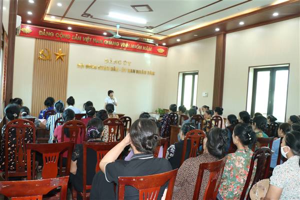 Hội Nông dân và Hội Liên hiệp Phụ nữ xã Thái Tân tổ chức tập huấn chuyển giao kỹ thuật phòng trừ sâu bệnh cuối vụ
