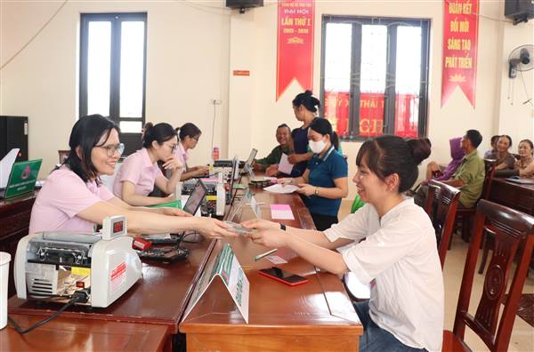 Khách hàng đầu tiên được vay vốn chương trình tín dụng ưu đãi cho sinh viên khối STEM