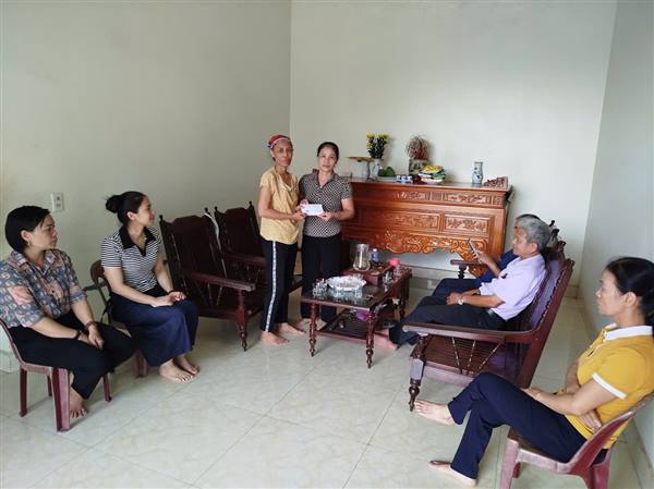 Chi hội Phụ nữ thôn Mỹ Xá chung tay giúp đỡ hội viên có hoàn cảnh đặc biệt khó khăn