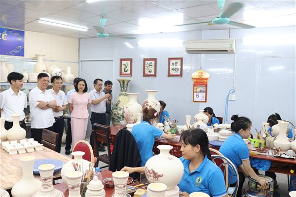 LÃNH ĐẠO XÃ KIẾN HẢI HỌC TẬP, TRAO ĐỔI KINH NGHIỆM TẠI XÃ THÁI TÂN