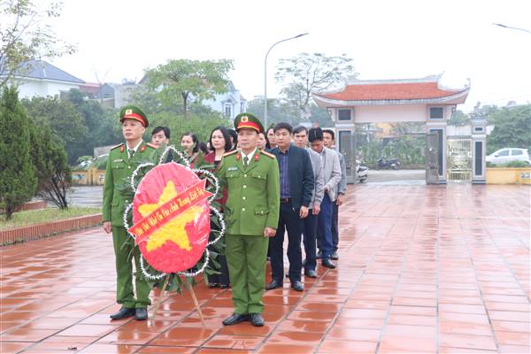 Các đồng chí lãnh đạo xã viếng Nghĩa trang Liệt sĩ nhân dịp Tết Nguyên đán Bính Ngọ 2026