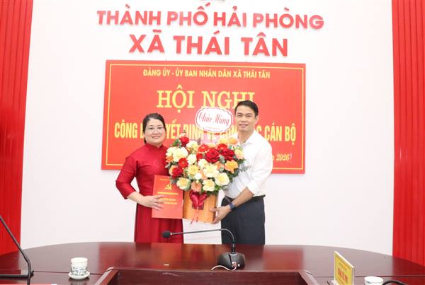 Đảng uỷ - UBND xã Thái Tân công bố các quyết định về công tác cán bộ