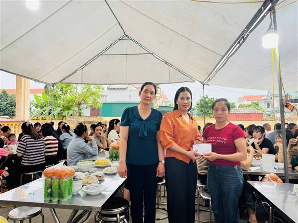 Chi hội Phụ nữ đội 11, thôn Mạc Bình trao hỗ trợ hội viên khó khăn