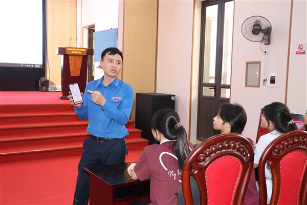 Đoàn Thanh niên xã Thái Tân hỗ trợ người dân cài đặt sổ sức khỏe điện tử trên ứng dụng VNeID