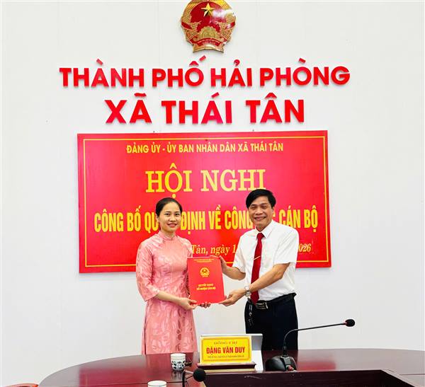 UBND xã Thái Tân công bố các quyết định về công tác cán bộ