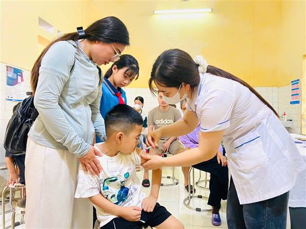 Trạm Y tế xã Thái Tân đã tổ chức tiêm vắc xin cúm dịch vụ cho Nhân dân 