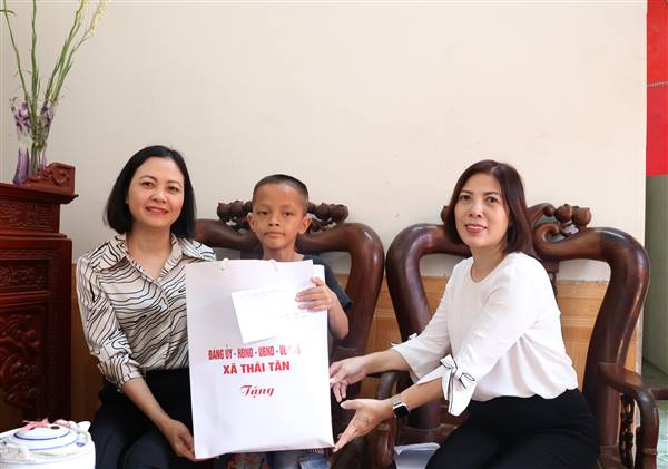 Lãnh đạo xã Thái Tân thăm, tặng quà thiếu nhi có hoàn cảnh khó khăn nhân ngày Quốc tế Thiếu nhi 1/6