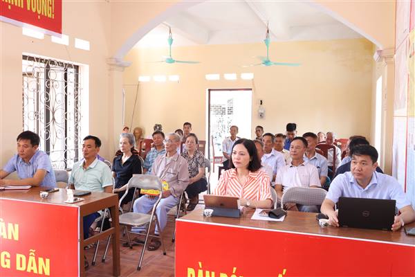 Các đồng chí Thường trực Đảng uỷ, Ban Thường vụ Đảng uỷ xã Thái Tân dự sinh hoạt tại chi bộ các thôn