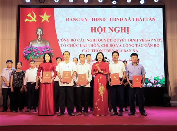 Xã Thái Tân công bố các nghị quyết, quyết định về sắp xếp, tổ chức lại thôn và công tác cán bộ