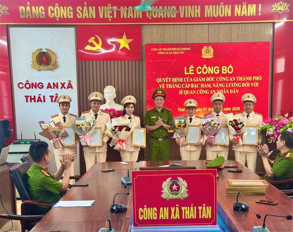 12 cán bộ, lao động hợp đồng Công an xã Thái Tân được thăng cấp bậc hàm, nâng bậc lương