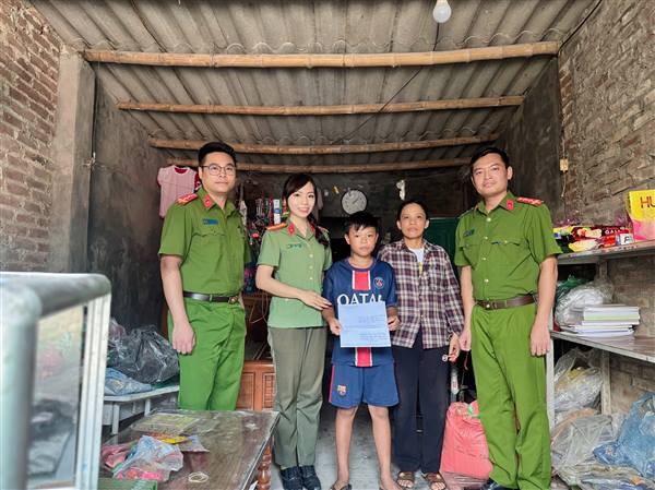 Công an xã Thái Tân thăm, tặng quà trẻ em có hoàn cảnh khó khăn nhân Tháng hành động vì trẻ em