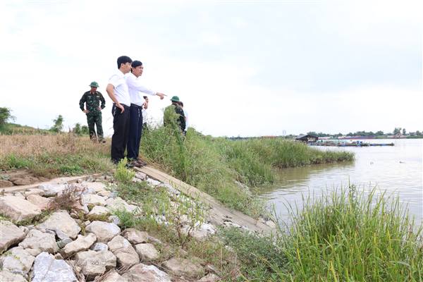 Lãnh đạo xã Thái Tân kiểm tra công tác chuẩn bị ứng phó áp thấp nhiệt đới có khả năng mạnh lên thành bão