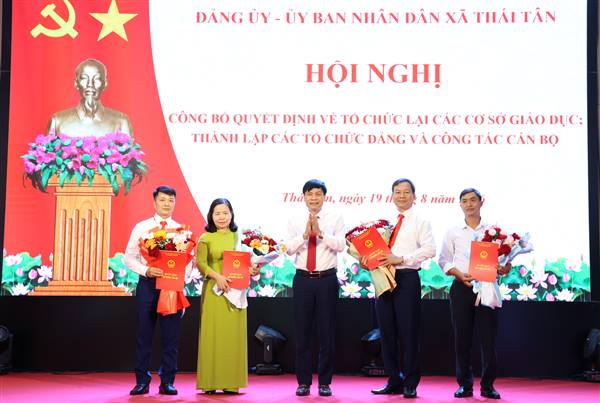 Xã Thái Tân công bố các quyết định về sắp xếp trường học và công tác cán bộ