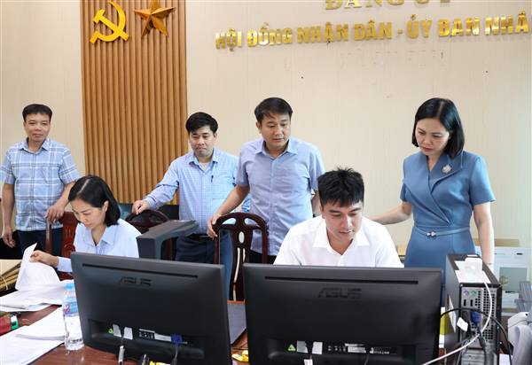 Bí thư Đảng ủy xã Thái Tân động viên cán bộ thực hiện Chiến dịch 100 ngày chuyển đổi số