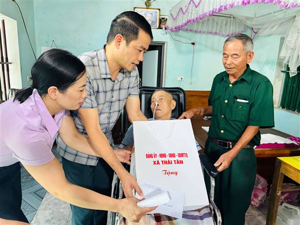 Xã Thái Tân tổ chức thăm, tặng quà nạn nhân chất độc da cam nhân kỷ niệm 65 năm Ngày Vì nạn nhân chất độc da cam Việt Nam