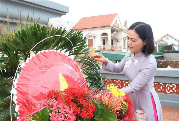 Lãnh đạo xã Thái Tân viếng nghĩa trang liệt sĩ nhân dịp Quốc khánh 2/9