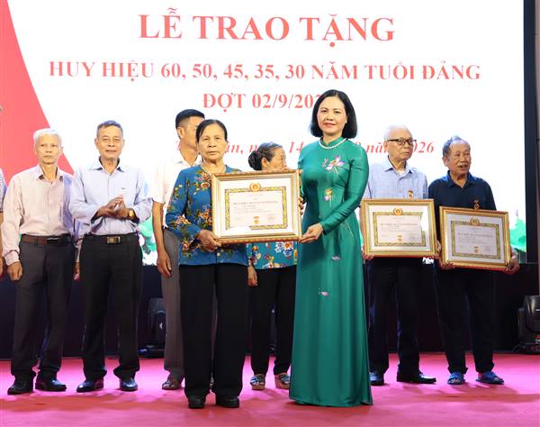 ĐẢNG ỦY XÃ THÁI TÂN TRAO TẶNG HUY HIỆU ĐẢNG ĐỢT 02/9/2026