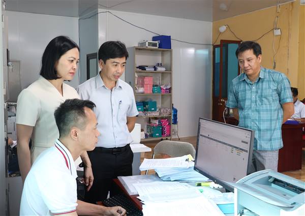 Đồng chí Bí thư Đảng ủy xã Thái Tân kiểm tra tiến độ số hóa dữ liệu đất đai