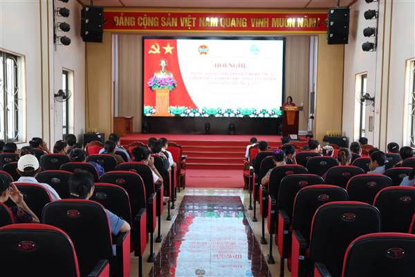 Hội Nông dân và Hội LHPN xã Thái Tân chuyển giao kỹ thuật phòng trừ sâu bệnh, bảo vệ lúa vụ Mùa
