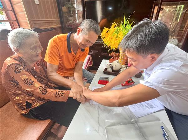 TRUNG TÂM PHỤC VỤ HÀNH CHÍNH CÔNG XÃ THÁI TÂN: TẬN TÌNH HỖ TRỢ NGƯỜI DÂN NGAY TẠI GIA ĐÌNH