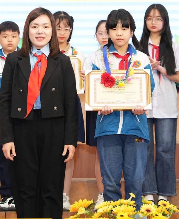 Em Trần Mẫn Nhi, học sinh lớp 5E - Trường Tiểu học Nguyễn Trãi, phường Thành Đông, đã giành Giải Xuất sắc toàn quốc trong cuộc thi “Em vẽ sắc màu quê hương” năm 2025