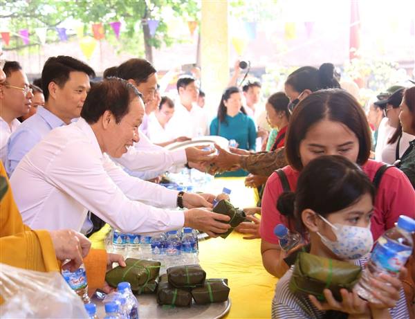 Lãnh đạo thành phố cùng BTC Lễ hội mùa Thu Côn Sơn - Kiếp Bạc năm 2025 trực tiếp phát hơn 4.500 phần lộc cho người dân, du khách tại Lễ giỗ Đức Thánh Trần – Hưng Đạo Đại vương Trần Quốc Tuấn, sáng nay 11/10 tại đền Kiếp Bạc.