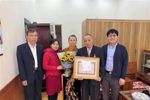 Đảng ủy phường Thành Đông tổ chức trao tặng Huy hiệu Đảng đợt 7/11/2025 tại nhà riêng các đảng viên.