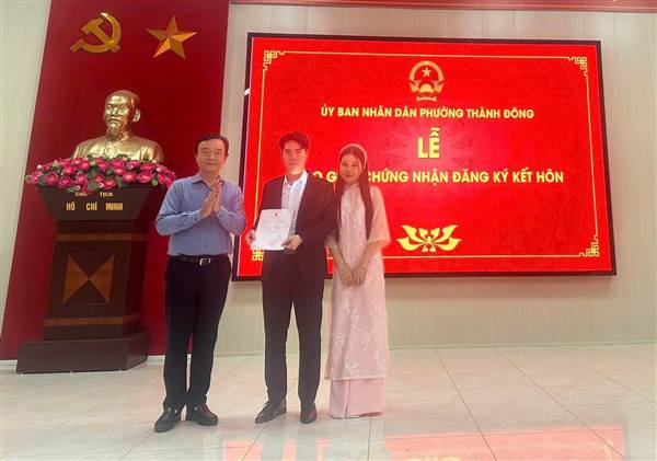 HOẠT ĐỘNG TỔ CHỨC LỄ TRAO GIẤY CHỨNG NHẬN ĐĂNG KÝ KẾT HÔN