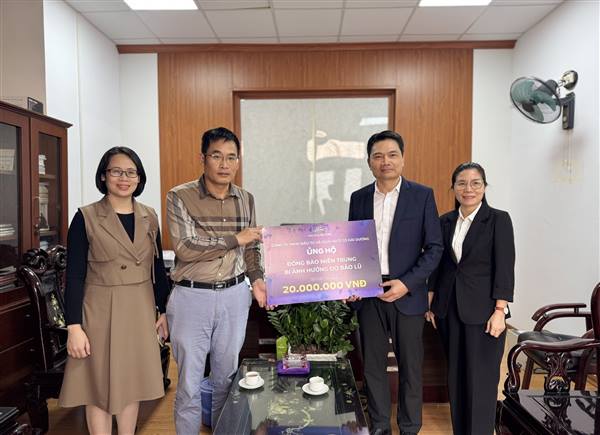 Công ty TNHH Đầu tư và Dịch vụ ôtô Ford Hải Dương trao 20 triệu đồng hỗ trợ đồng bào miền Trung bị bão lũ