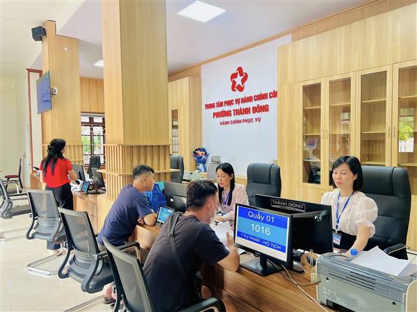 BỘ PHẬN MỘT CỬA PHƯỜNG THÀNH ĐÔNG HOẠT ĐỘNG HIỆU QUẢ NGAY SAU SÁP NHẬP
