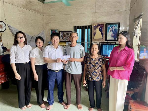 PHÒNG VĂN HOÁ XÃ HỘI PHƯỜNG THÀNH ĐÔNG VÀ TOÀ ÁN NHÂN DÂN KHU VỰC 8, TP HẢI PHÒNG THĂM TẶNG QUÀ THƯƠNG BINH LIỆT SĨ 
