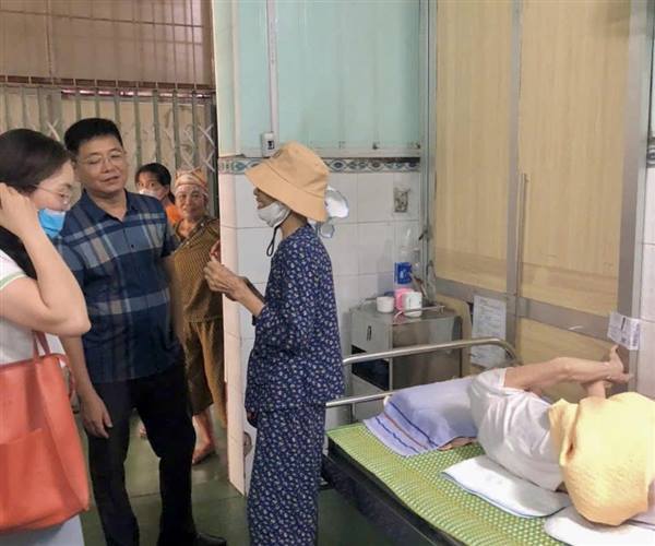 PHƯỜNG THÀNH ĐÔNG HỖ TRỢ NGƯỜI DÂN VỀ NHÀ AN TOÀN SAU BÃO 
