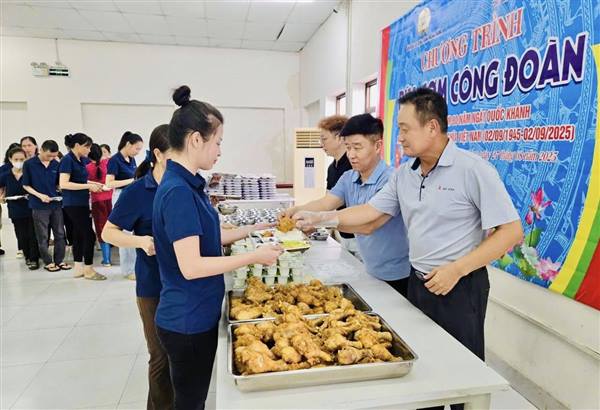 CÔNG ĐOÀN PHƯỜNG THÀNH ĐÔNG CHỈ ĐẠO TỔ CHỨC THÀNH CÔNG “BỮA CƠM CÔNG ĐOÀN”