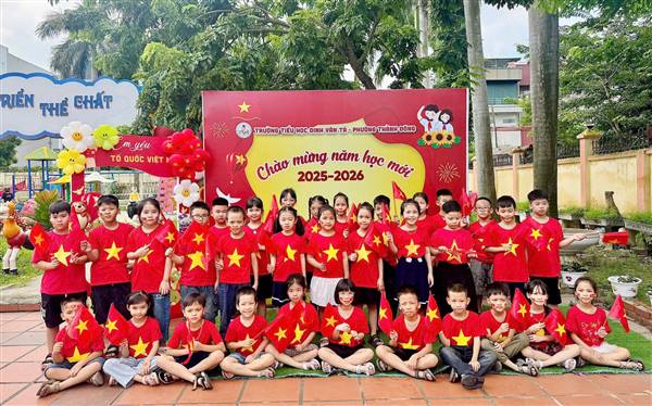 THẦY VÀ TRÒ CÁC NHÀ TRƯỜNG CỦA PHƯỜNG THÀNH ĐÔNG HÂN HOAN MỪNG TẾT ĐỘC LẬP