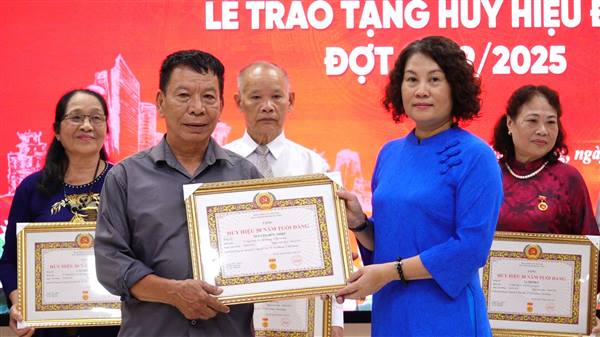 ĐẢNG BỘ PHƯỜNG THÀNH ĐÔNG TỔ CHỨC LỄ TRAO TẶNG HUY HIỆU ĐẢNG ĐỢT 2/9