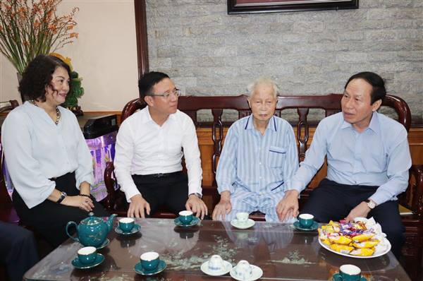 Bí thư Thành ủy Lê Tiến Châu thăm, tặng quà gia đình người có công nhân Kỷ niệm 80 năm Cách mạng Tháng Tám và Quốc khánh 2/9