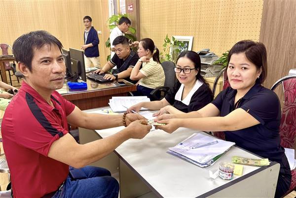 NHÂN DÂN PHƯỜNG THÀNH ĐÔNG PHẤN KHỞI NHẬN QUÀ TỪ CHÍNH PHỦ NHÂN DỊP 80 NĂM QUỐC KHÁNH 2/9