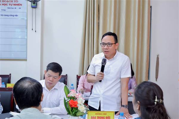 Chiều ngày 05/10, đồng chí Đào Trọng Đức, Ủy viên Ban thường vụ Thành ủy, Phó Chủ tịch UBND thành phố dự sinh hoạt tại Chi bộ tổ Khoa học xã hội, Trường THCS Trần Phú (phường Thành Đông).