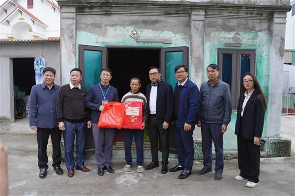 Tòa án nhân dân thành phố Hải Phòng trao quà tết cho hộ khó khăn trên địa bàn phường Thành Đông