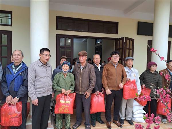 Hội Cựu Thanh niên xung phong phường Thành Đông trao quà cho hộ khó khăn