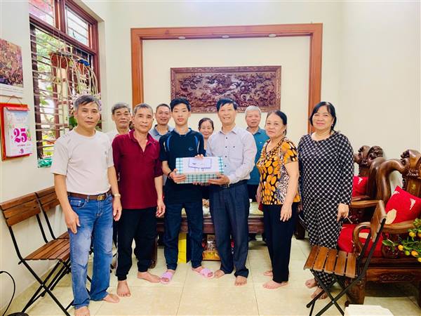 Hội Liên hiệp Phụ nữ phường  Thành Đông tặng quà 21 tân bình lên đường nhập ngũ năm 2026